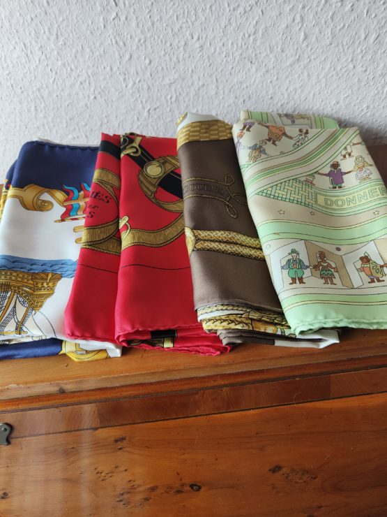 Grand choix de foulards Hermès