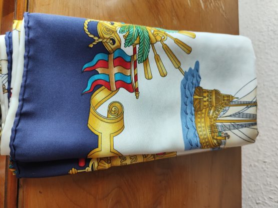 Grand choix de foulards Hermès – Image 2