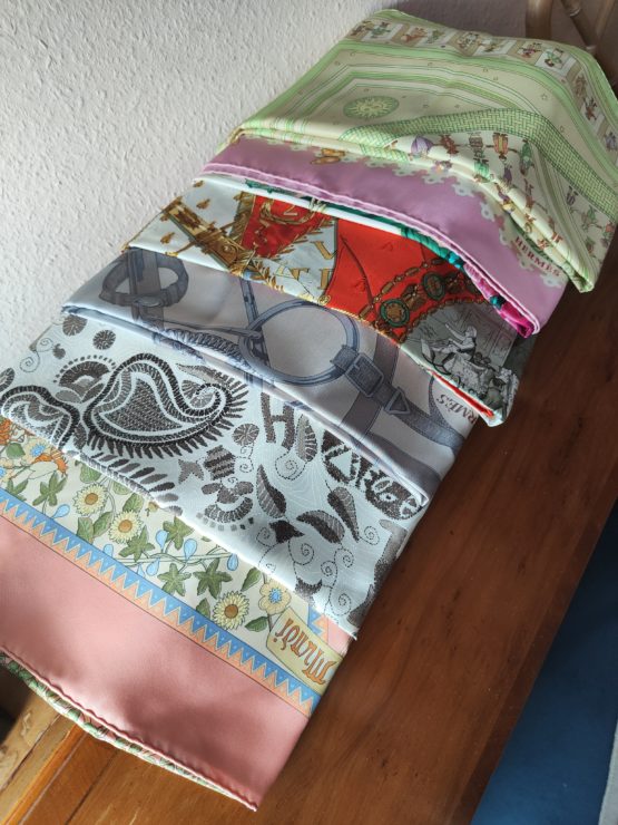 Grand choix de foulards Hermès