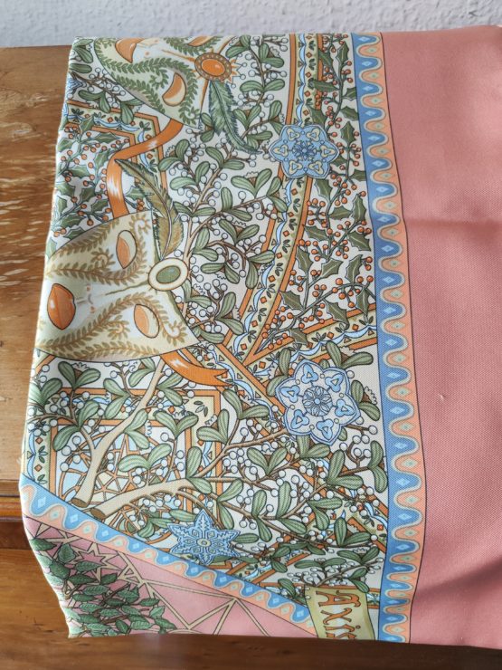 Grand choix de foulards Hermès – Image 2